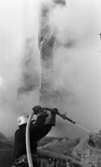 Nora-branden efteråt, 19 februari 1966

En brandman riktar brandsprutan och dess vattenstråle in mot resterna av en utbränd skola i Nora. Det är rökutveckling.