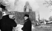 Nora-branden efteråt, 19 februari 1966

En brandman och ett brandbefäl står och samtalar vid resterna av en utbränd skola i Nora.