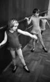 Balettskola bildsida 20 januari 1966

Flickor i balettklass vid barre