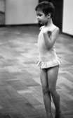 Balettskola bildsida 20 januari 1966

Flicka i balettklass