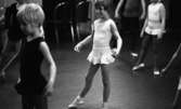Balettskola bildsida 20 januari 1966

Flickor i balettklass