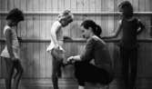 Balettskola bildsida 20 januari 1966

Flickor i balettklass tillsammans med danslärare som förevisar
