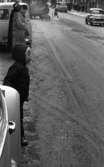 Barn i trafiken, 25 januari 1966

Barn tittar ut bakom bil för att passera trafikerad gata