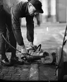 Centrumverkstaden i HFS Jernverk 20 januari 1966

Man i arbetsoverall och keps arbetar med maskinverktyg