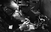 Centrumverkstaden i HFS Jernverk 20 januari 1966

Man med glasögon och hörselskydd arbetar med precisionsverktyg
