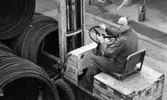Centrumverkstaden i HFS Jernverk 20 januari 1966

Man i arbetskläder kör truck i verkstadsmiljö