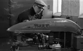 Centrumverkstaden i HFS Jernverk 20 januari 1966

Man i arbetskläder arbetar vid maskin av märket Thule