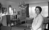 CV-chefens fru Svensson 22 januari 1966

Interiör från högreståndshem, kvinna står i förgrunden