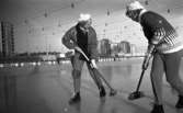 Cup 700 den 11 februari 1965.

Två kvinnor tränar curling på Vinterstadion inför tävlingen