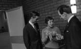 Förbättringslån 8 januari 1966

Par står tillsammans med tjänsteman i bankliknande kontorslokal, kvinnan i paret håller en dalahäst
