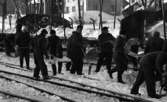 Hallsbergsskottarna 5 januari 1966

Ett antal män i arbetskläder skottar bort snö från järnvägsräls,  och skyfflar upp snö på järnvägsvagn