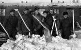 Hallsbergsskottarna 5 januari 1966

Närbild på män som vilar sig i väntan på att skotta bort snö från järnvägsräls