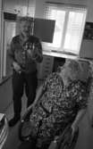 Handikappad får drömbostad 22 januari 1966

Äldre man som står och äldre kvinna i rullstol i ett kök, den äldre mannen håller i en liten keramikfigur som föreställer tre små gummor (Nora)