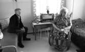 Handikappad får drömbostad 22 januari 1966

Äldre man sitter på soffa och äldre kvinna i rullstol i ett sovrum