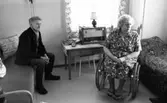 Handikappad får drömbostad 22 januari 1966

Äldre man sitter på soffa och äldre kvinna i rullstol i ett sovrum
