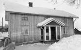 Handikappad får drömbostad 22 januari 1966

Exteriör av nybyggt trähus för handikappboende