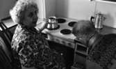 Handikappad får drömbostad 22 januari 1966

Äldre kvinna i rullstol kokar kaffe, en äldre man tittar i kökslåda