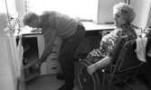 Handikappad får drömbostad 22 januari 1966

Äldre kvinna i rullstol i kök, äldre man letar i skafferiutrymme