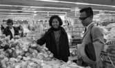 Sydostasiater, 26 april 1966

Domus stormarknad, två personer, en man och en kvinna, med ostasiatiskt utseende står vid matvarudisk med olika matvaror.