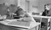 Särskolan 9 april 1966

Ett antal barn, pojkar och flickor, i en skolsal som arbetar med skoluppgifter