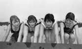 Premiär i Gustavsvik 13 maj 1966

Fyra unga kvinnor i baddräkt poserar i bassäng vid bassängkant