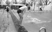 Premiär i Gustavsvik 13 maj 1966

Män och kvinnor i baddräkter runt simbassäng