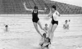 Premiär i Gustavsvik 13 maj 1966

Män och kvinnor i baddräkter leker i simbassäng