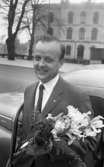 Trafikblomman, 5 maj 1966

Man poserar med blomsterbukett framför bil i stadsmiljö