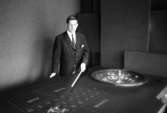 Prisma 5 maj 1966

Croupier poserar framför spelbord med roulette
