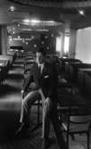 Prisma 5 maj 1966

Man halvsitter på bord och poserar i restaurangmiljö