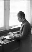 Jobbet ock vi (Handelsbröderna) 23 februari 1965

På bilden ser man Wivianne Svensson som står vid ett fönster och håller en bunt med hålkort i sin hand.