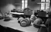 Hattfabrik läggs ned 1 mars 1966

Ett bord i en hattfabrik fyllt med hattar.