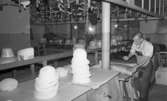 Hattfabrik läggs ned 1 mars 1966

Tre arbetare arbetar inn i ett hattmakeri.
