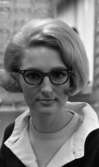 Glasögon 2 mars 1966

En ung kvinna som bär glasögon.