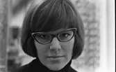 Glasögon 2 mars 1966

En ung kvinna som bär glasögon.