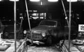 Bil sladdad in i ... 17 mars 1966

En bil med krockskador.