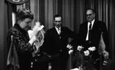 Willy Maria Lundberg 30 mars 1966

Willy Maria Lundberg medverkar vid länets Köpmannaförbunds konferens i Ormesta. Ordf. Livsmedelshandlareförbundet G.A. Johansson samt Eilerth Jivebäck köpmännens ombudsman