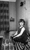 Orubricerat 12 april 1966

Flicka sitter i sängen