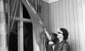 Påskbombsattentat, Påskbomber 12 april 1966

Flicka och kvinna visar upp trasigt fönster