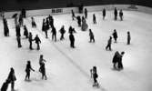 Maskis på Vinterstadion. Kostymfest 25 februari 1965

Barn i maskeradkläder åker skridskor.
