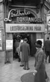 Lindhska bokhandeln, 17 maj 1966

Entrén till Lindhska bokhandeln. En stor banderoll med texten 