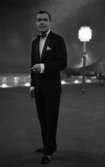 Modenummer 23 april 1966

En herre klädd i svart kostym, svarta skor, vit skjorta och med svart fluga i halsen poserar med en cigarett i sin vänstra hand. I bakgrunden syns en lyktstolpe med en lampa på samt en bassäng. Bilden är tagen inomhus.






































































































































































































































































or. Han går nedför en kort trappa utomhus.