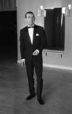 Modenummer 23 april 1966

En man i svart kostym, svarta skor, vit skjorta med svart fluga i halsen står inne på Hjalmar Bergmanteatern i foajén och håller och håller en cigarett i sin högra hand. Bakom honom syns en spegel med två lampor på ömse sidor.






































































































































































































































































or. Han går nedför en kort trappa utomhus.
