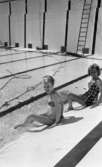 Hej Sommar, Bilskola 3 maj 1966

Två kvinnor -  en i bikini och en i baddräkt sitter på kanten till en simbassäng i Gustavsviksbadet. I bakgrunden syns en stege.








































































































































































































































































or. Han går nedför en kort trappa utomhus.