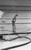 Hej Sommar, Bilskola 3 maj 1966

En kvinna i bikini poserar i Gustavsviksbadets bassäng. En vattenpump syns i förgrunden till vänster.









































































































































































































































































or. Han går nedför en kort trappa utomhus.