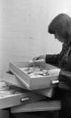 Hittegodset 31 mars 1966

En mörkhårig kvinna med flätor håller i ett halsband från lådan som innehåller smycken från Polisens Hittegodsavdelning.


























































































































































































































































































or. Han går nedför en kort trappa utomhus.