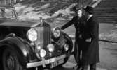 Rolls Royce 15 mars 1965

Två män står och pratar vid en bil, och den ena mannen är chaufför.