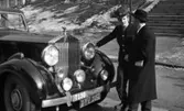Rolls Royce 15 mars 1965

Två män står och pratar vid en bil, och den ena mannen är chaufför.