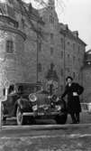 Rolls Royce 15 mars 1965.

Man i kappa och hatt poserar vid bilen utanför Örebro slott.