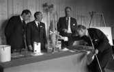 Cylin-demonstration, 10 februari 1965

Fyra män betraktar visning av Cylin, ett nytt tvättmedel, på Stora Hotellet.